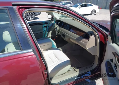 2000 Lincoln Town Car Executive from USA, damaged, VIN 1LNHM81W8YY898655